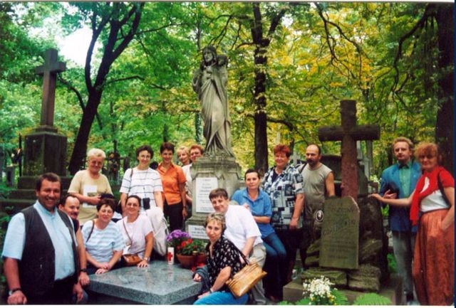 Nauczyciele z Sanoka przy grobie ks. Z. Gorazdowskiego